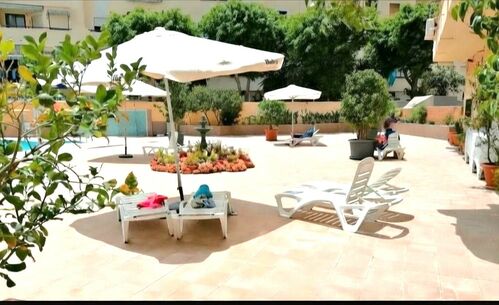 Solarium con tumbonas.