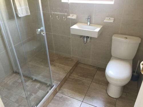 2 Bed flat bathroom