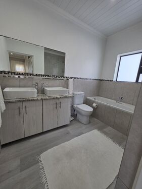ON-SUITE FULL BATHROOM