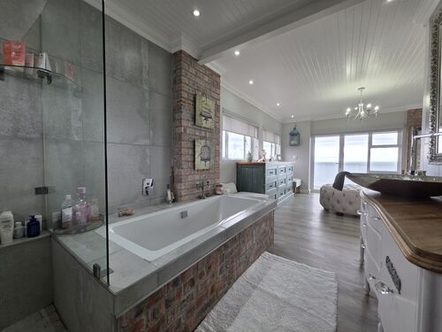 FULL BATHROOM OPEN PLAN