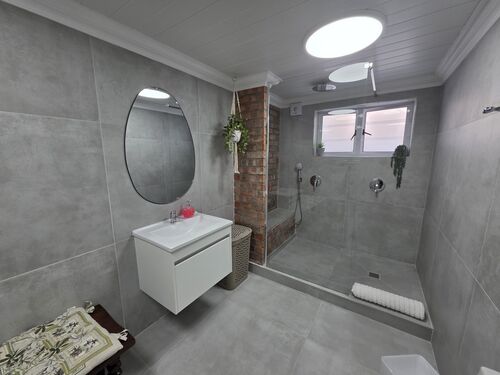 FLATLET BATHROOM