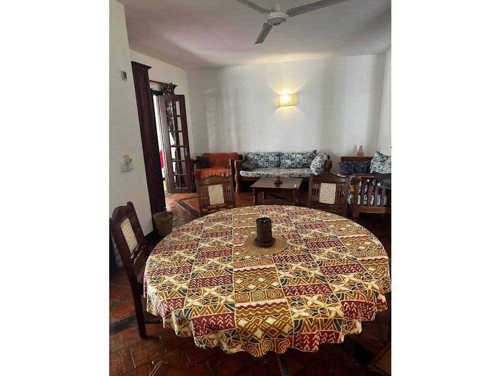 dining, sitting 