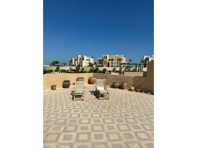ROOFTOP SUNBATHING