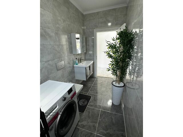 Upstairs main bathroom