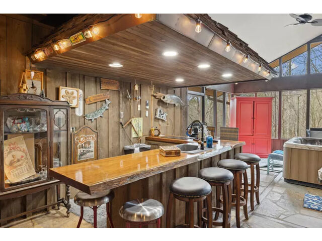 Buckhorn-Lodge-Bar