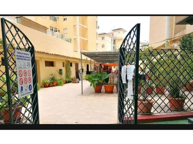 Entrada al bar piscina.