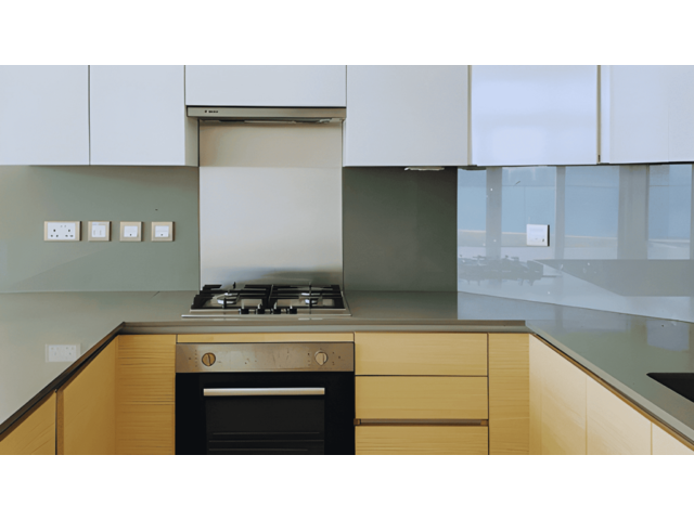 Azizi Mina, Apartment