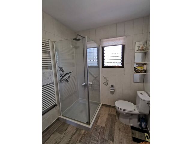 Upstairs Main Bathroom