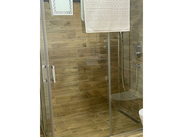 Room 4 shower