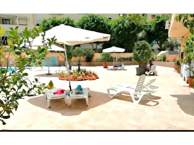 Solarium con tumbonas.