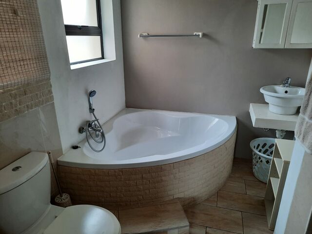 Flat 1 bathroom